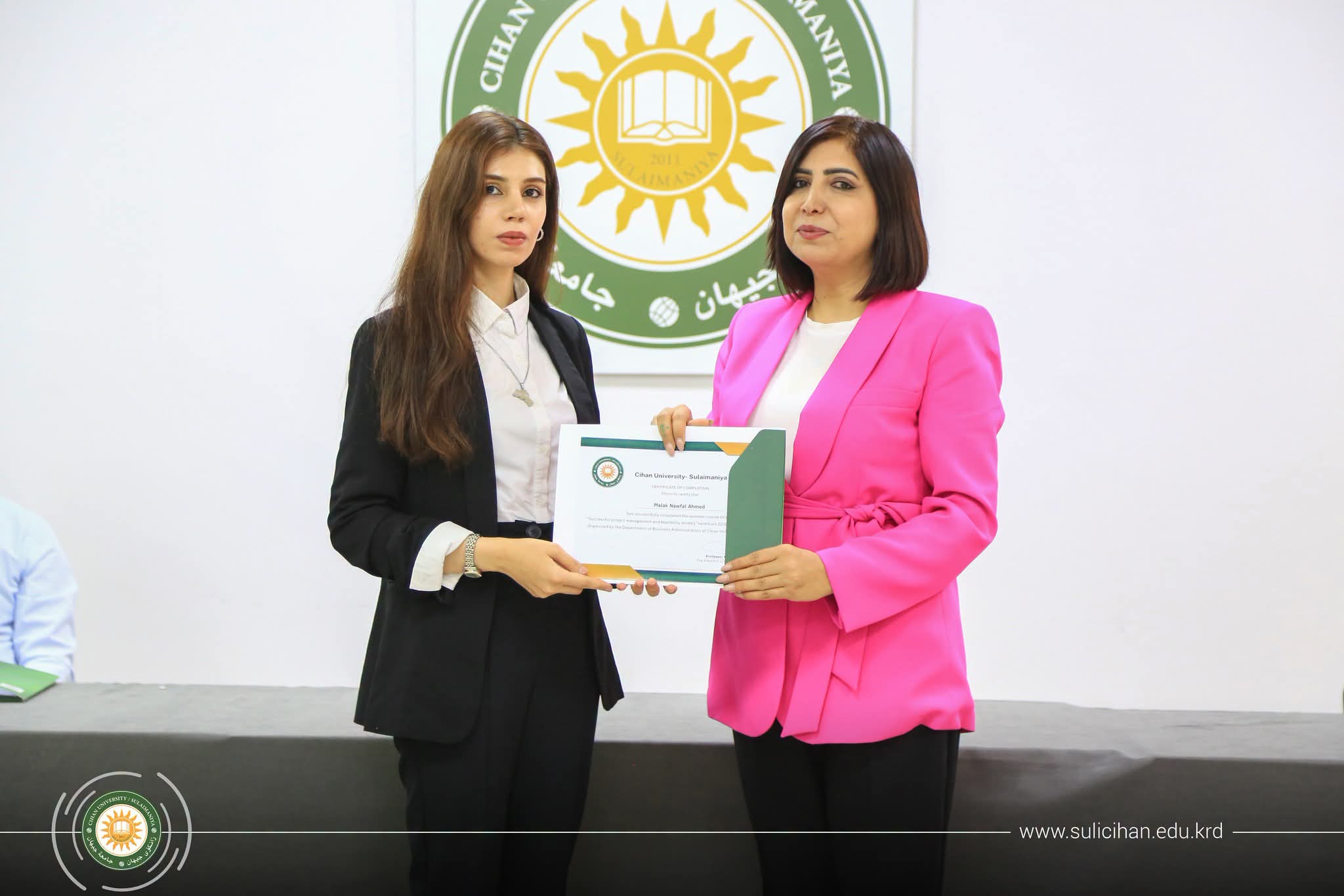 طالبة ادارة أعمال